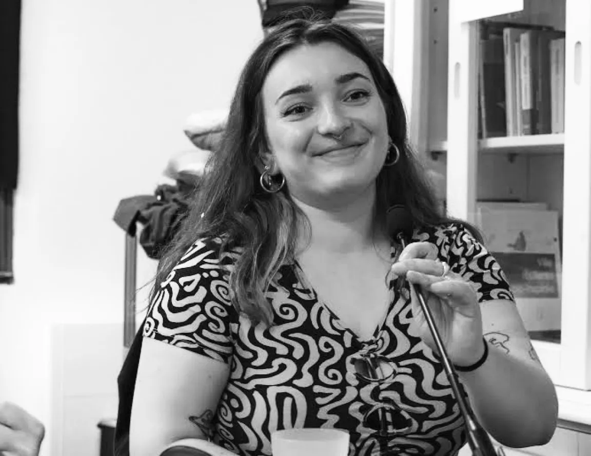 Une photo de Manon Dias Santos, tenant un micro à la main