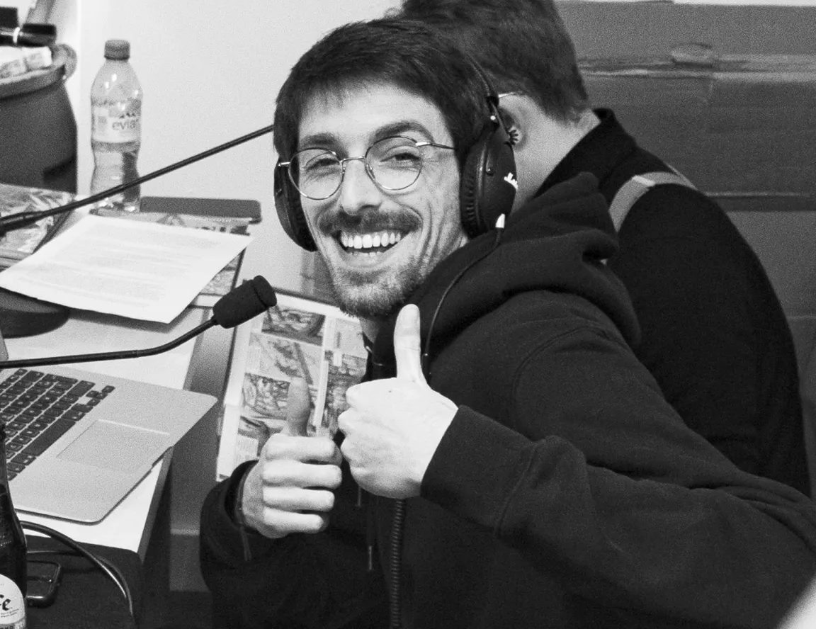 Une photo de Thomas Figueres, souriant avec les pouces en l'air